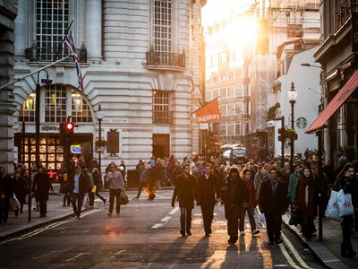 Новое исследование: города с большим количеством пешеходов имеют более высокие уровни ВВП и образования. 